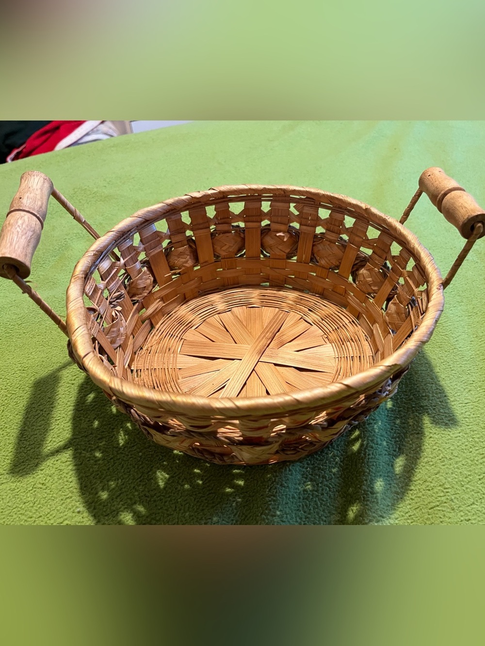 Vintage Handwoven Wicker Basket With Wooden Handles / Like New… Round handwoven